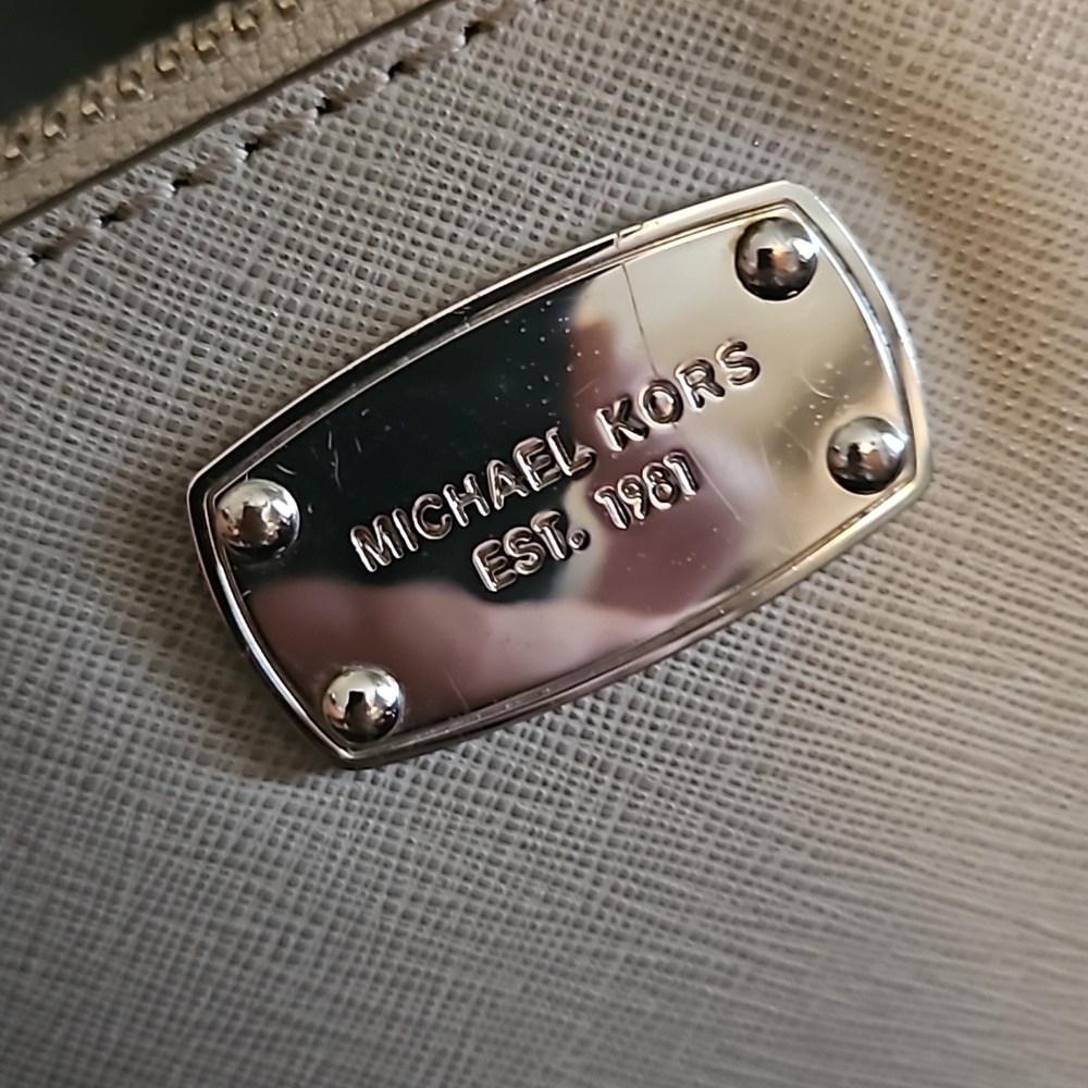 Michael Kors Cindy Dome Crossbody Purse in Light Gray NWOT - Picture 4 of 16